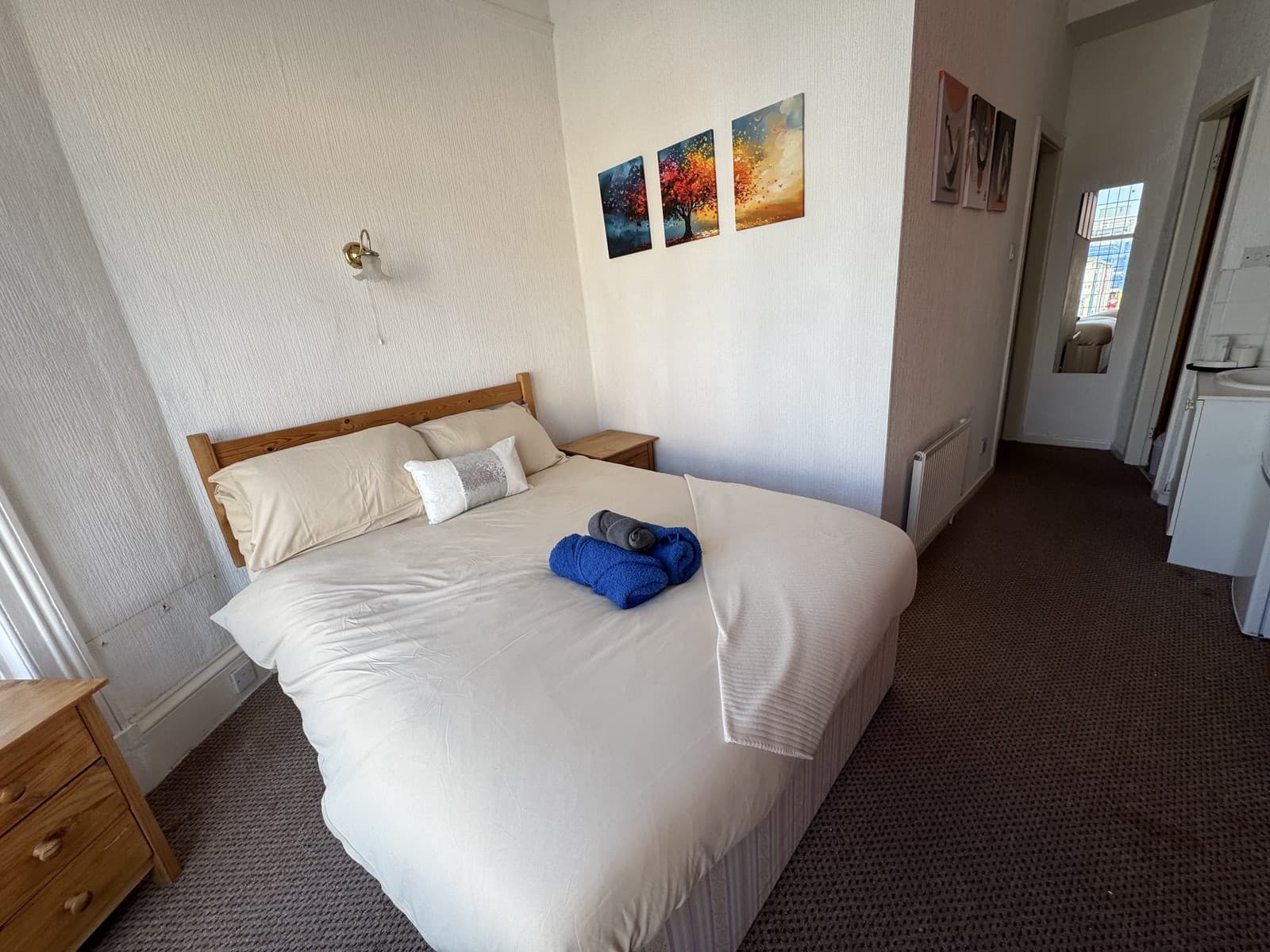 Double room leading to en-suite